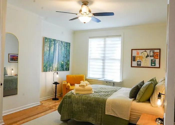 Shadyside 2 Bedroom Walk To Walnut With On Site Parking Pittsburgh