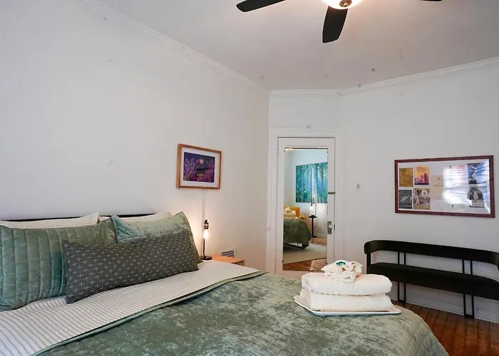 Shadyside 2 Bedroom Walk To Walnut With On Site Parking Pittsburgh