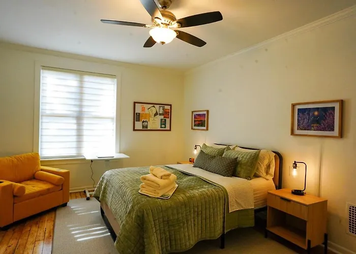 Shadyside 2 Bedroom Walk To Walnut With On Site Parking