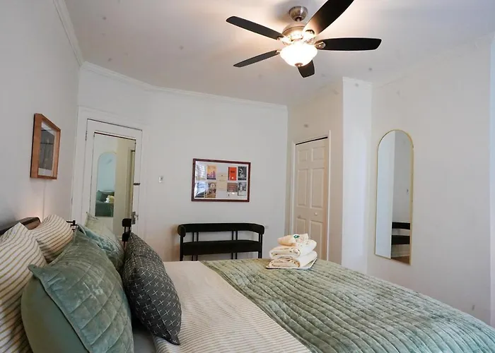 Shadyside 2 Bedroom Walk To Walnut With On Site Parking *