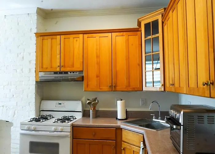 Shadyside 2 Bedroom Walk To Walnut With On Site Parking * Pittsburgh