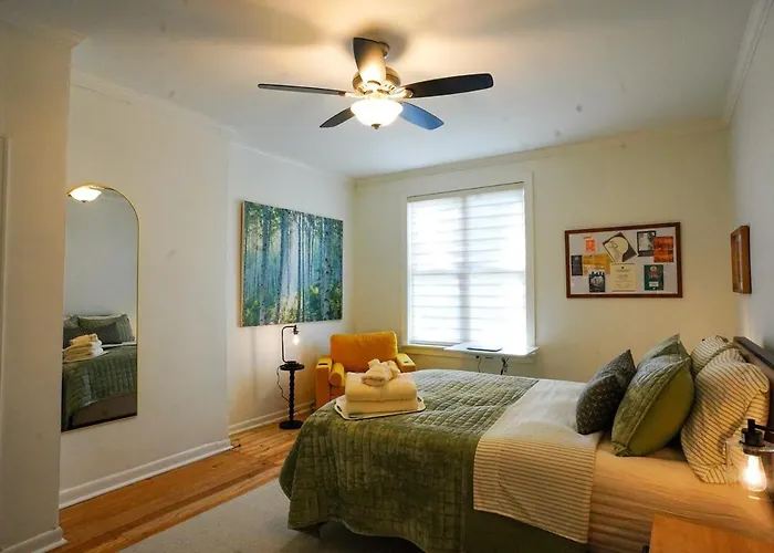 Shadyside 2 Bedroom Walk To Walnut With On Site Parking * Pittsburgh