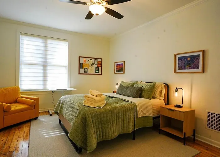 Shadyside 2 Bedroom Walk To Walnut With On Site Parking *