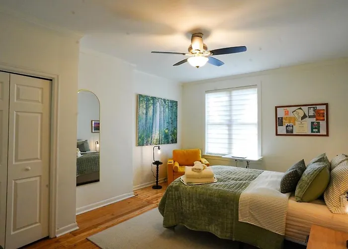 Shadyside 2 Bedroom Walk To Walnut With On Site Parking